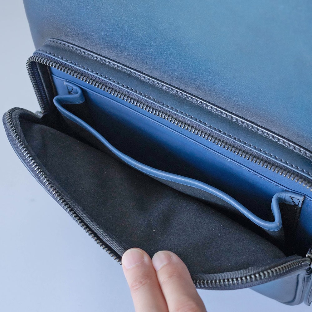 ビジネスレザーリュックブラックアウター正面にジッパーポケット上下