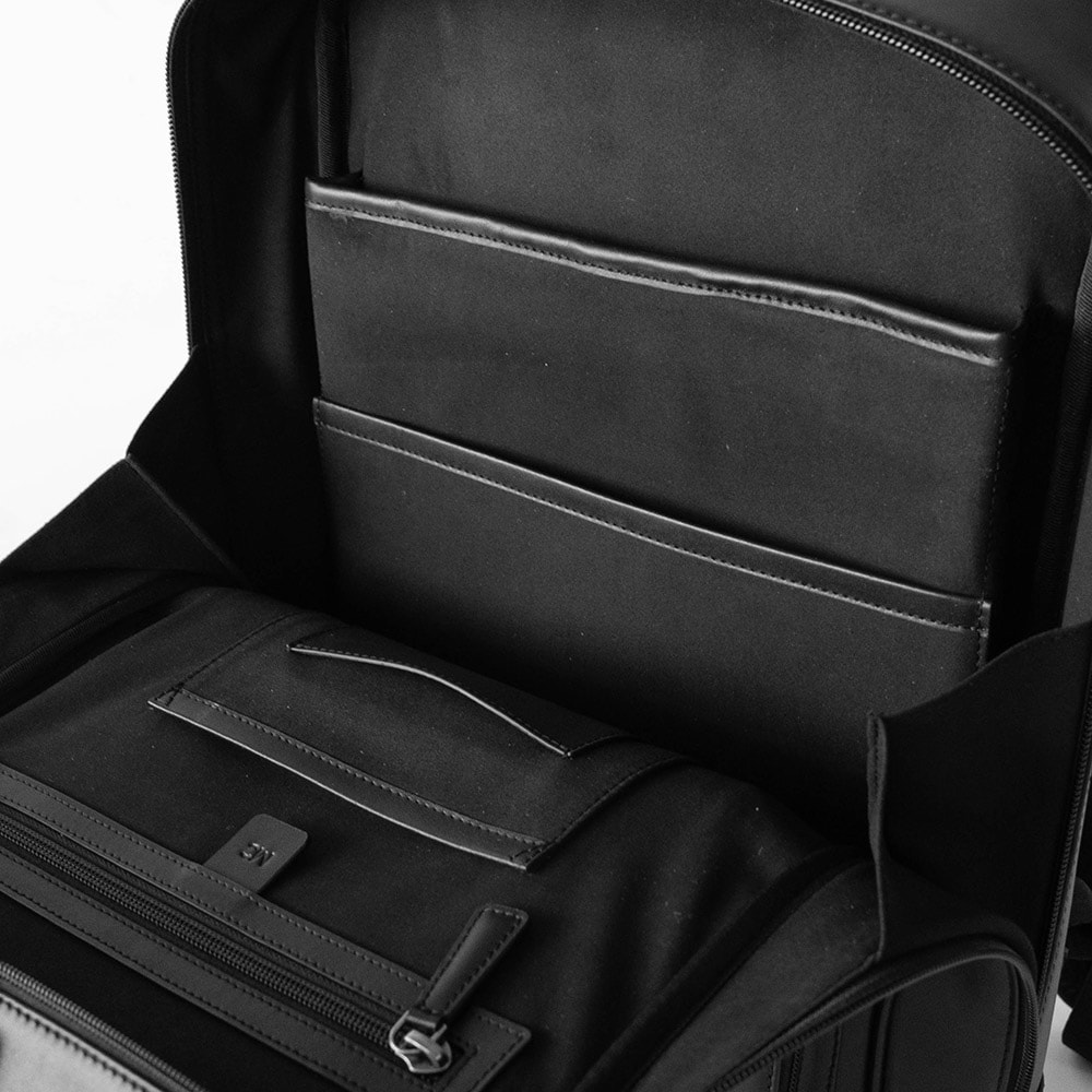ビジネスレザーリュックブラックインナージッパーポケット（幅約18㎝）、ペンフォルダー付きA４ファイル収納