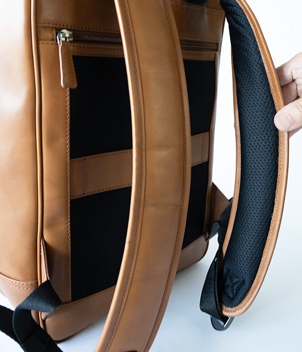 ビジネススクエアレザーリュックブラック スーツケースに固定できるホルダーバンド付き