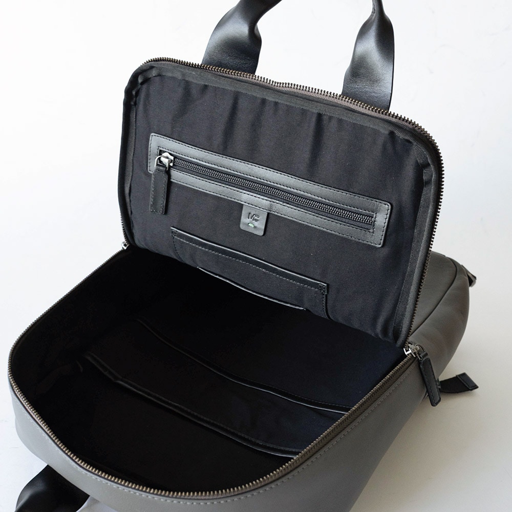 ビジネスレザーリュックブラックインナージッパーポケット（幅約18㎝）、ペンフォルダー付きA４ファイル収納