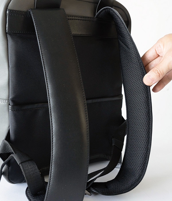 ビジネススクエアレザーリュックブラック スーツケースに固定できるホルダーバンド付き