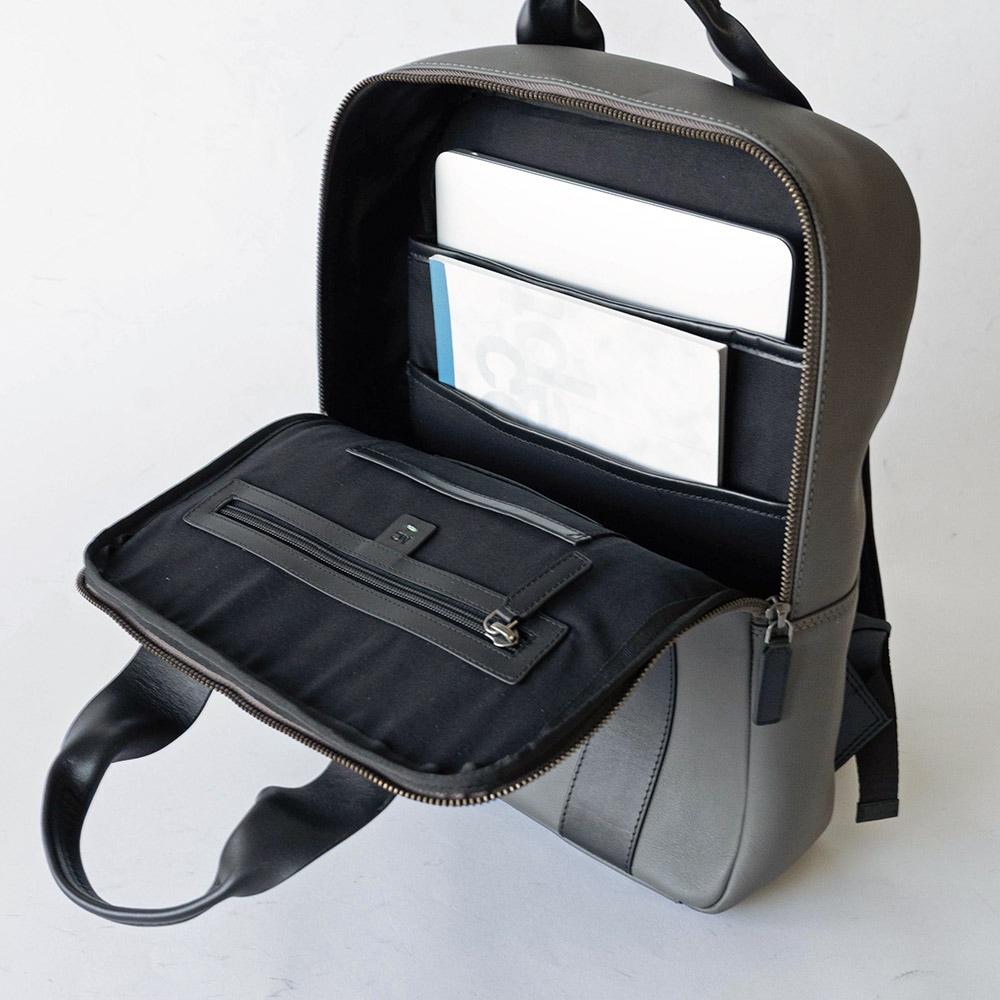 ビジネスレザーリュックブラックアウター正面にジッパーポケット上下