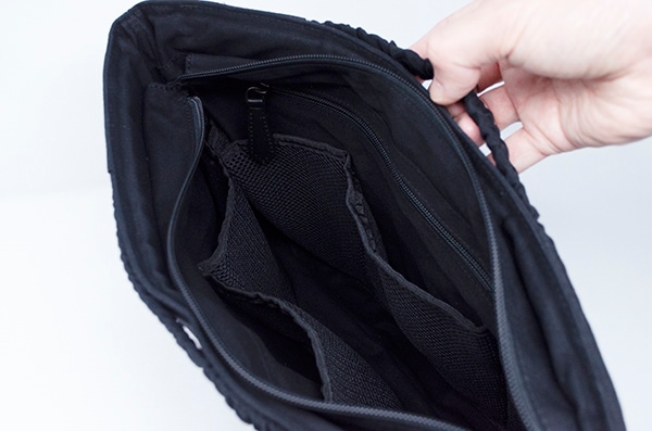 クッション性のあるポケットは6つに仕切られていてタブレット収納にも便利なインナーバッグ