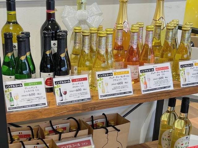 酒販店・小売店の棚に並ぶノンアルコールワイン