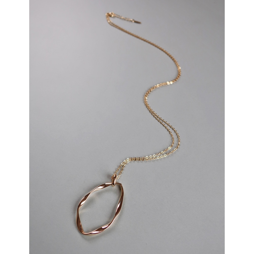 日本製 ぷっくりツイストフォルムのフープモチーフ ネックレス