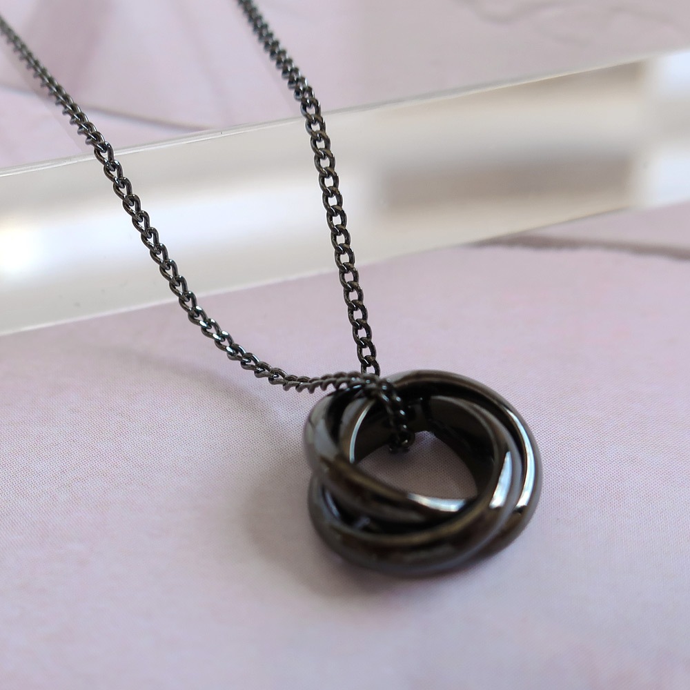 ブラックアクセサリー 黒際立つ美しさ ガンメタリック 仕上げ