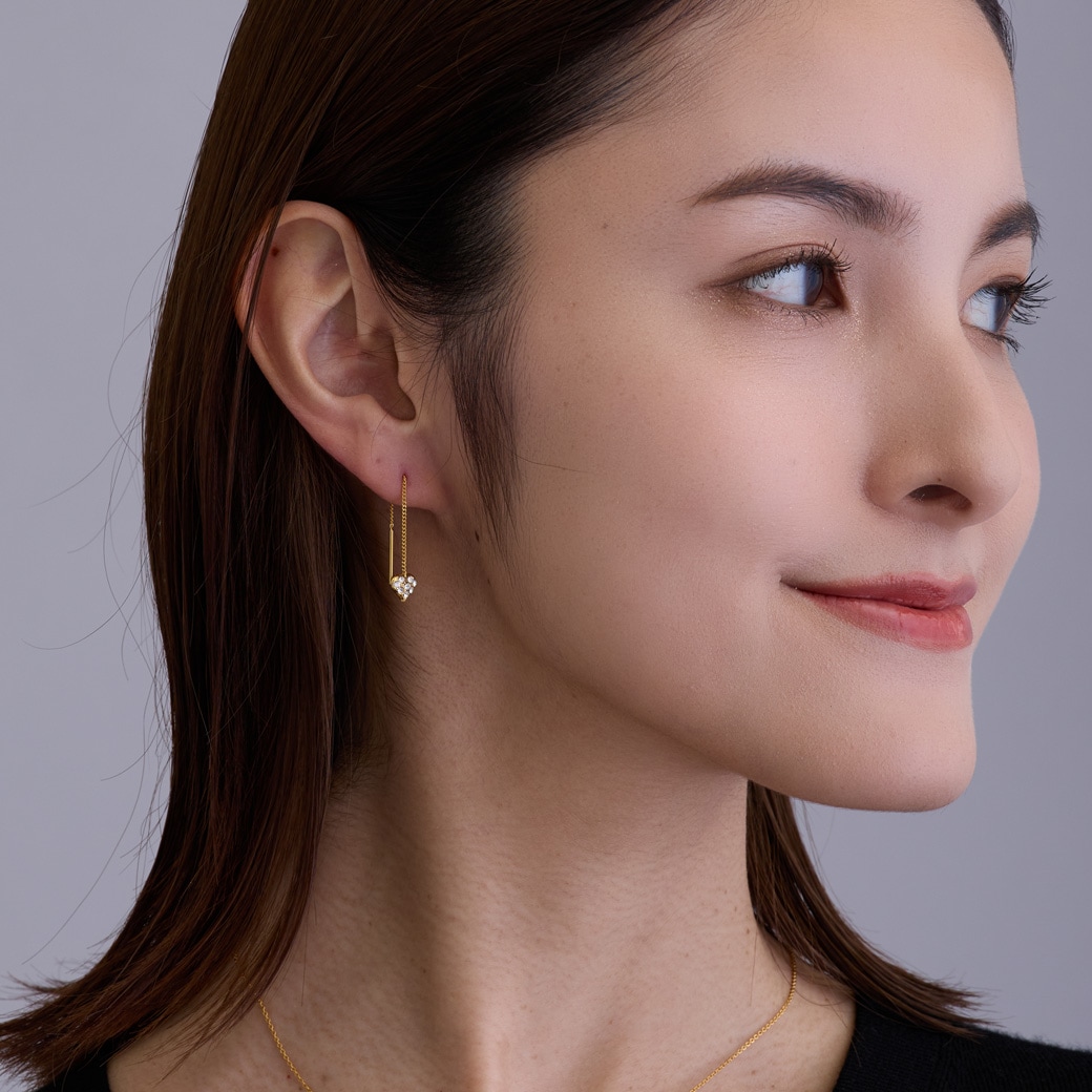 小ぶりなハートモチーフの揺れるピアス