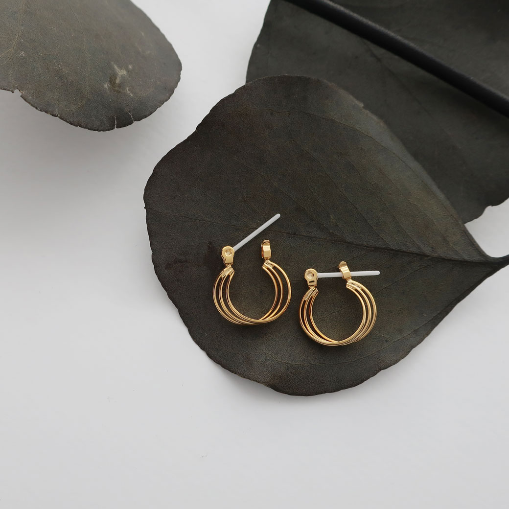 日本製 セラミック ピアス 金属アレルギー対応ピアス 小ぶり 3連