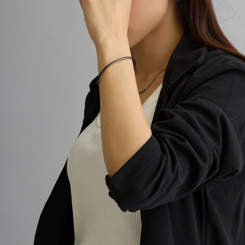 日本製 モードでスタイリッシュなブラックメタルバングル