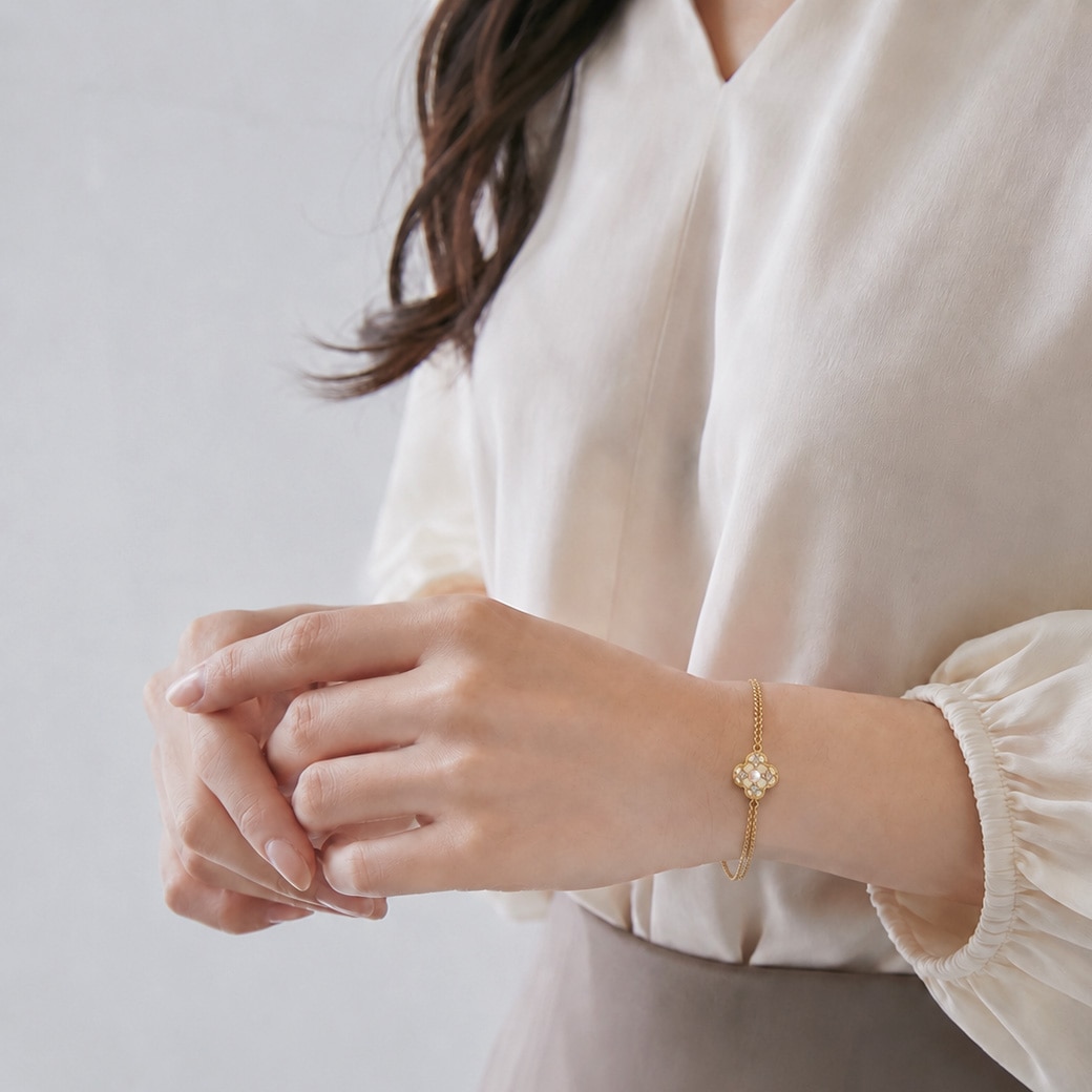 フラワーダブルチェーンブレスレット～小さな花が手元にそっと咲く