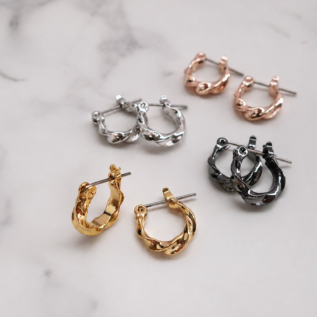 Twist Hoop Earrings｜小ぶりひねりフープイヤリング・ピアス | ピアス