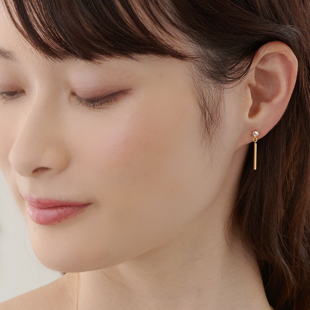 送料無料 軽やかにスイングするスクエアバーピアス/イヤリング