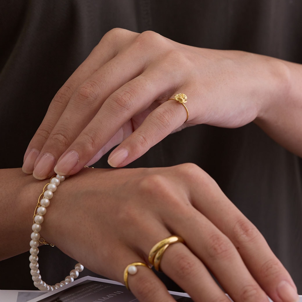 日本製 立体的な薔薇モチーフが指先にそっと咲く、エレガントな