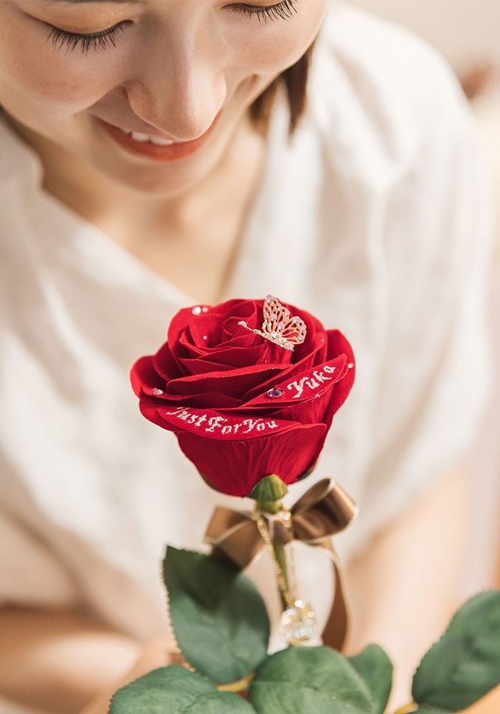 赤いバラに刻んだメッセージ