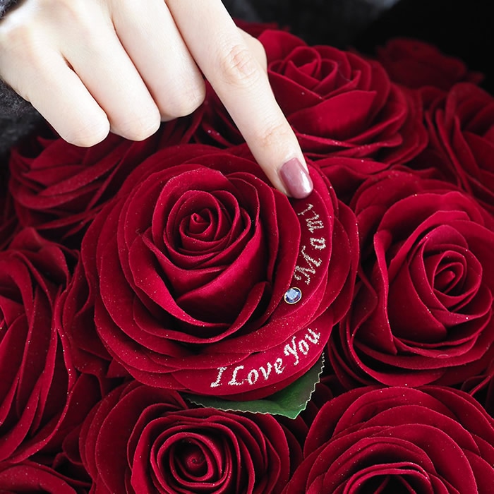 赤バラの花びらには彼女の名前を刺繍