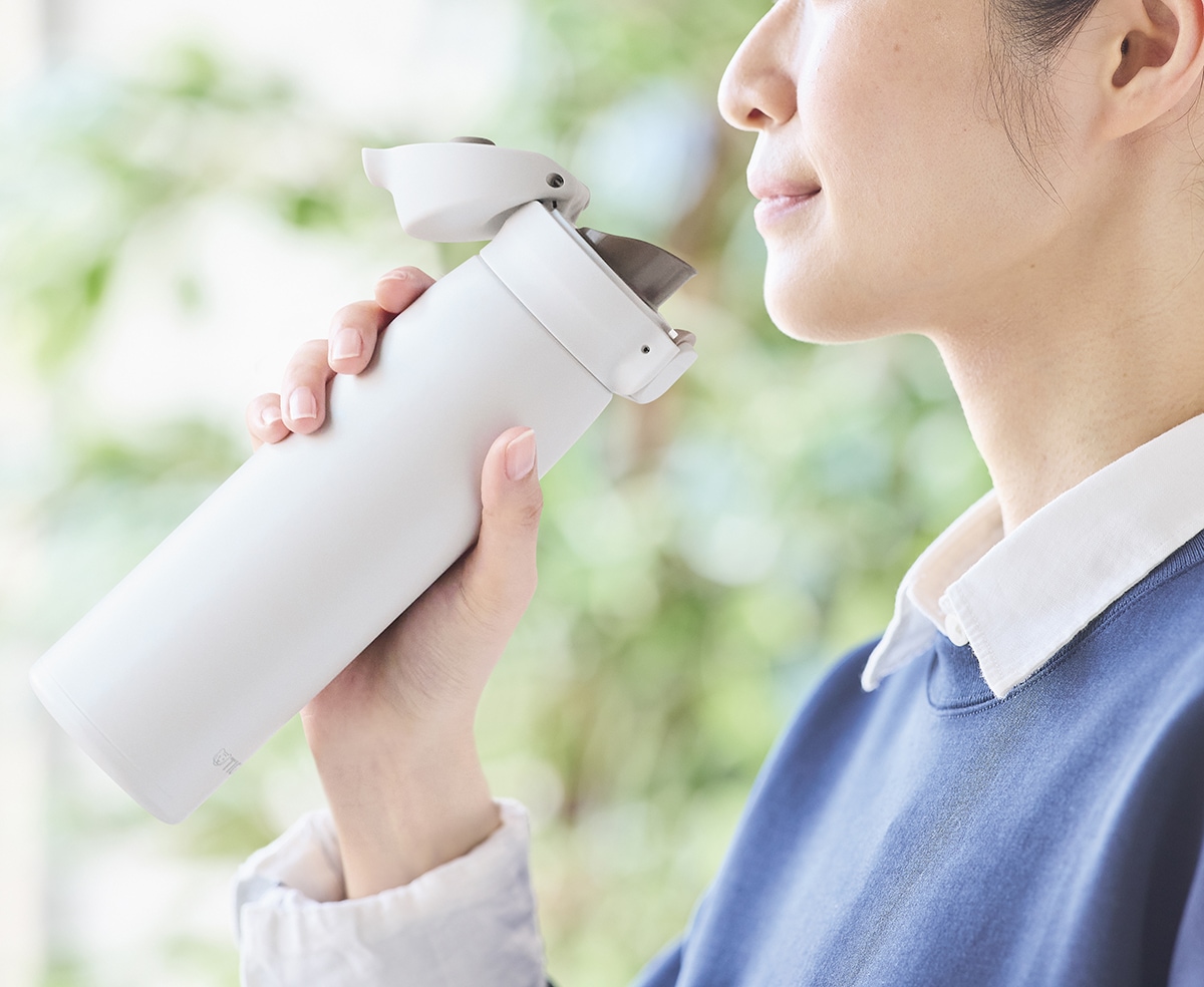 使用シーン　こぼしにくく、飲みやすい口部分