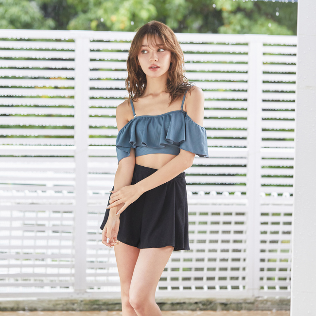 無地オフショルダーワンピ見えビキニ