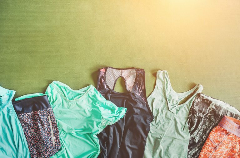 ホットヨガでおすすめの服装とは？選び方のポイントやおすすめウェアも紹介