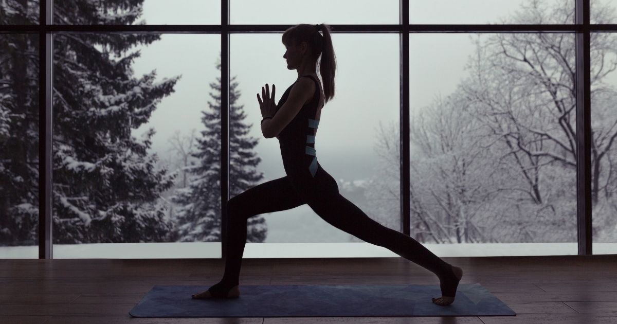 【2023年最新】冬のヨガにおすすめの服装とは？普段着としても使えるおすすめウェアや選び方もご紹介