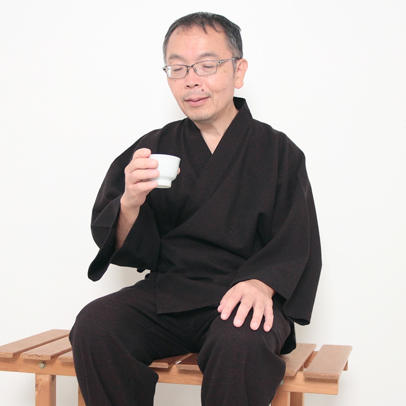 作務衣「熱砂 黒/赤」モデル写真