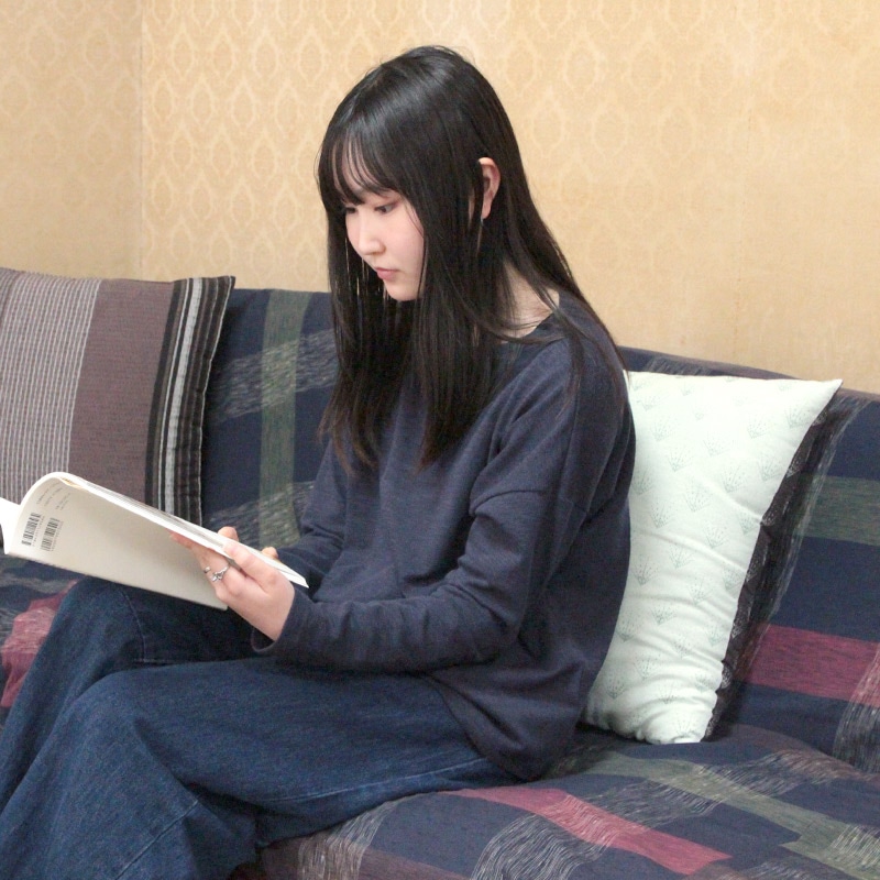 モデル写真 読書して背中にmoss mossクッション