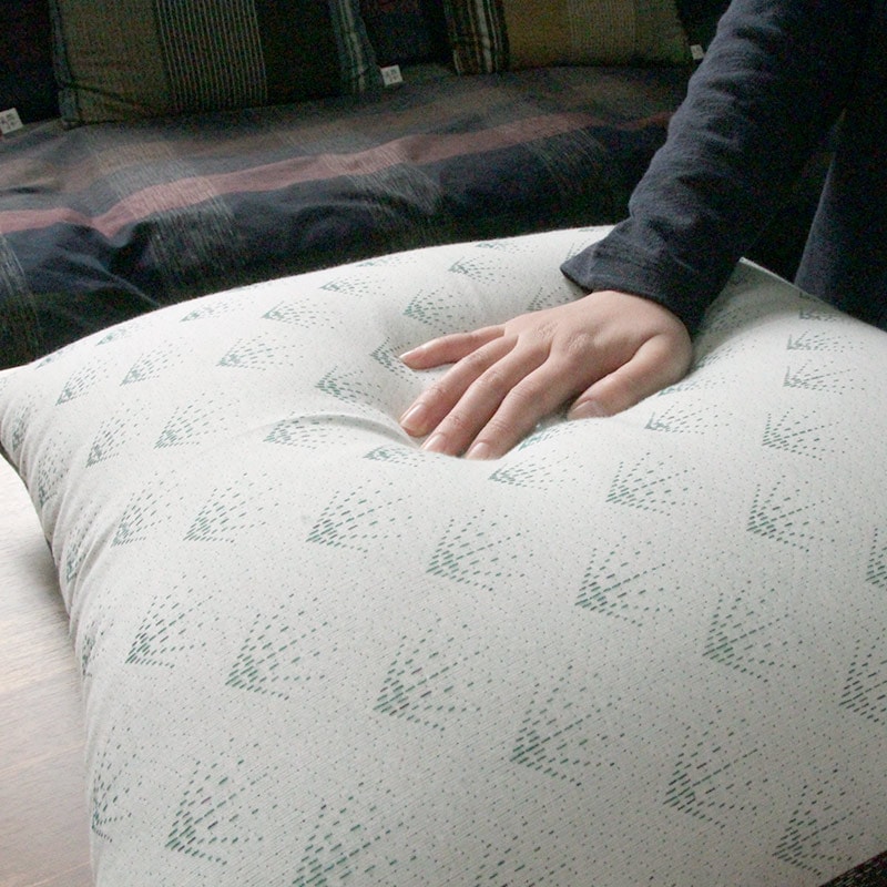 moss mossクッションを手で触っている写真