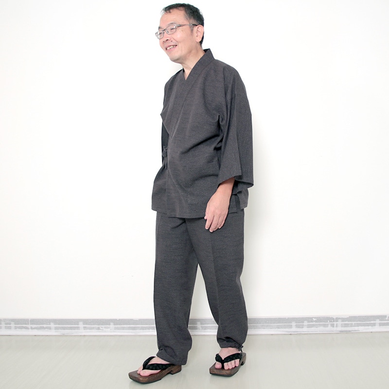 作務衣「熱砂 グレー」モデル写真