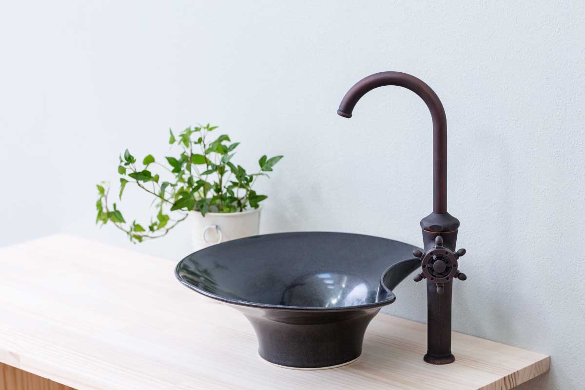 ブロンズ×木目｜クラシックなホテルライク洗面コーデ例