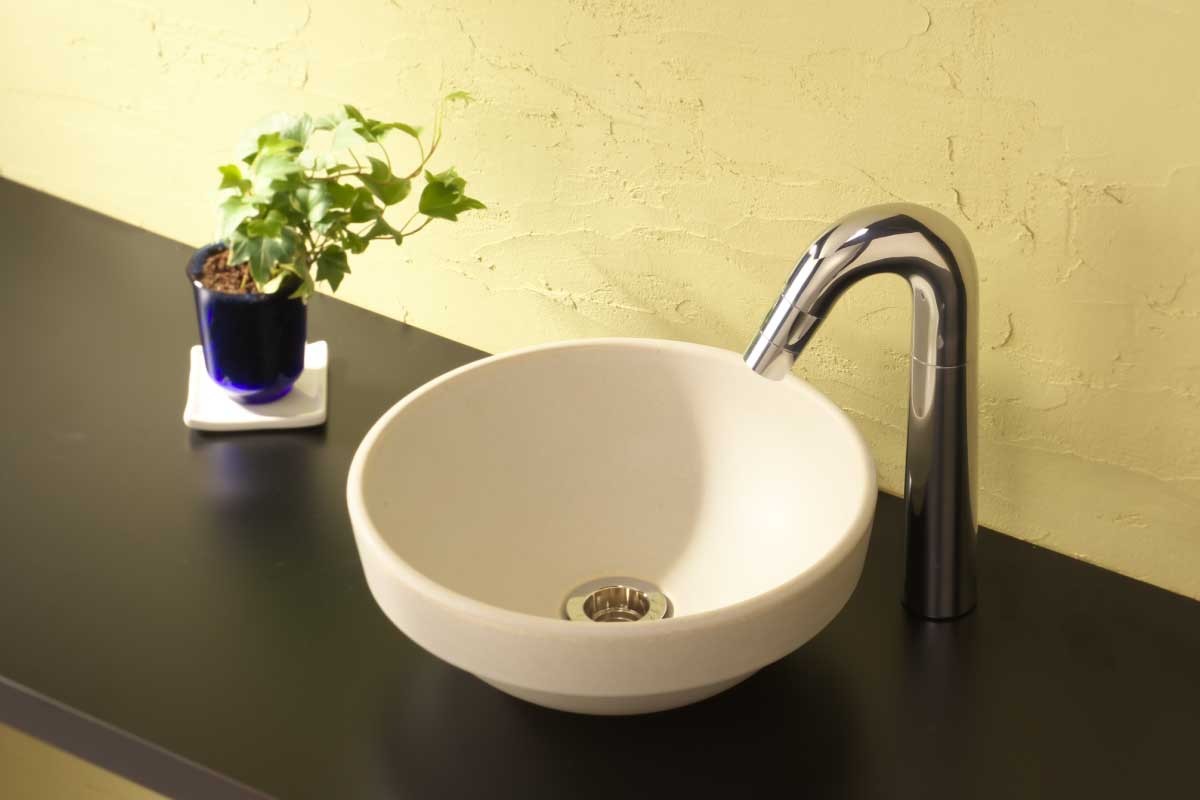 メッキ × ブラック（モダン）｜モダンなホテルライク洗面コーデ例