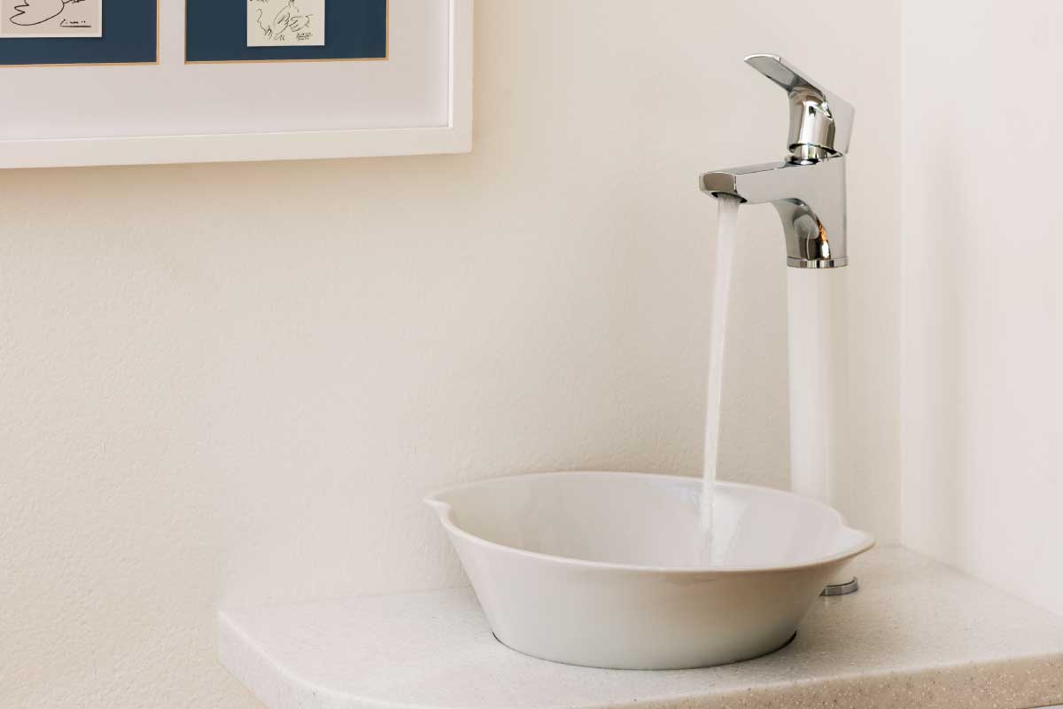 ホワイト × ホワイト｜やさしいホテルライク洗面コーデ例