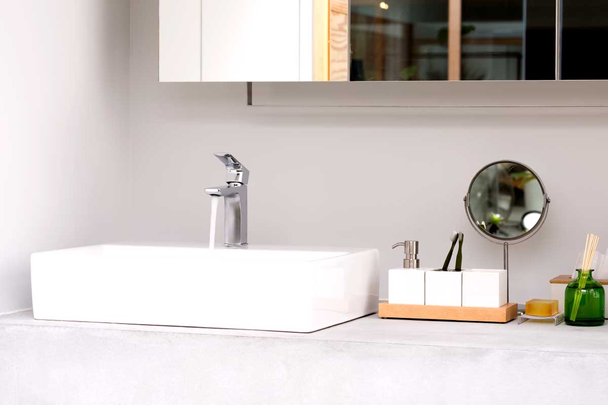 メッキ×白｜王道ホテルライクな洗面コーデ例