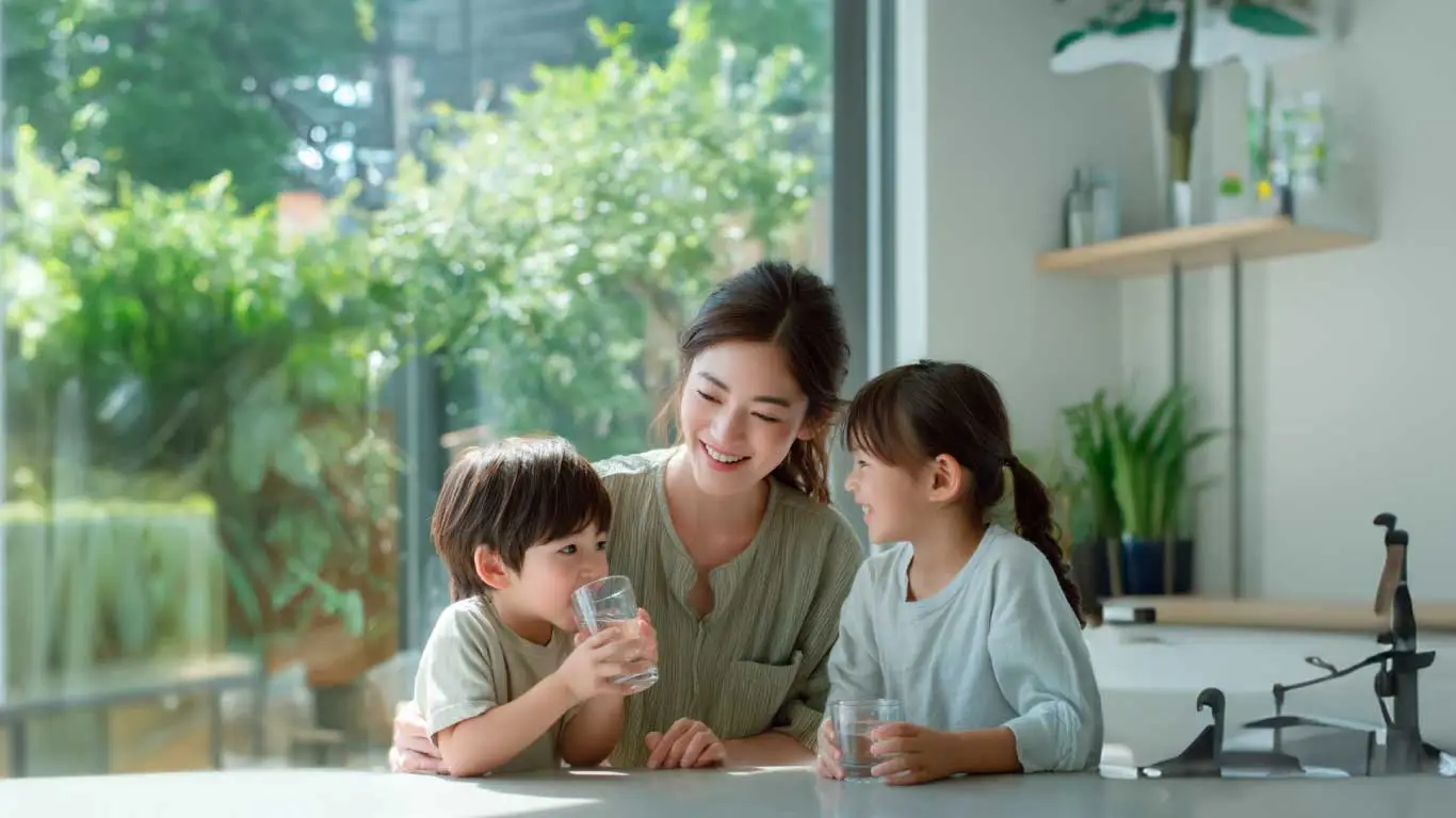 水生活製作所の浄水器「磨水Ⅳ」の水を飲む親子の光景