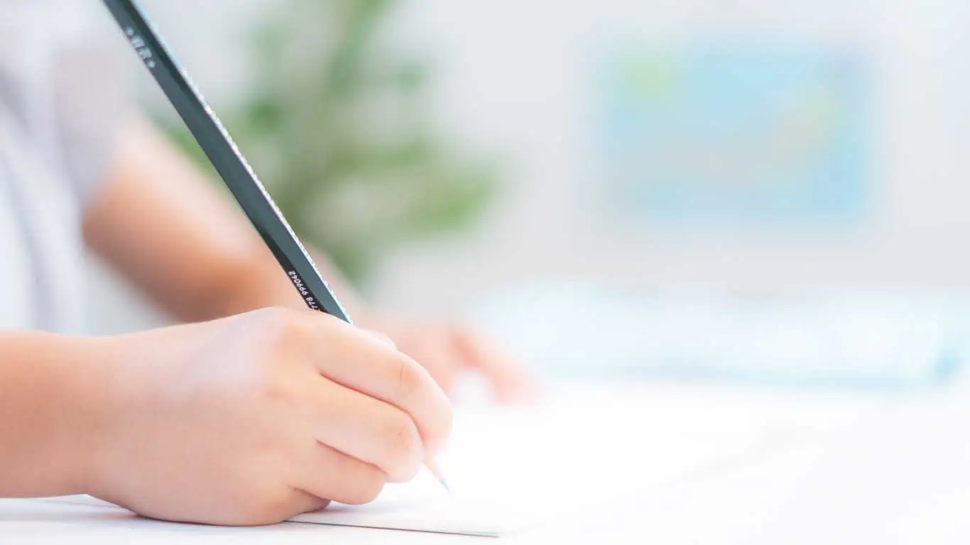 子どもが集中して勉強する光景