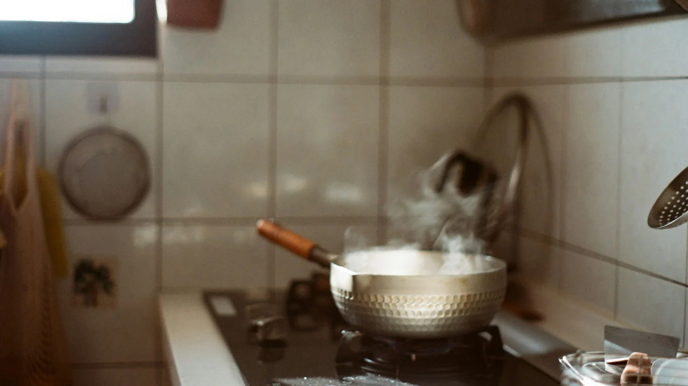 味噌汁を作る朝のキッチンの光景