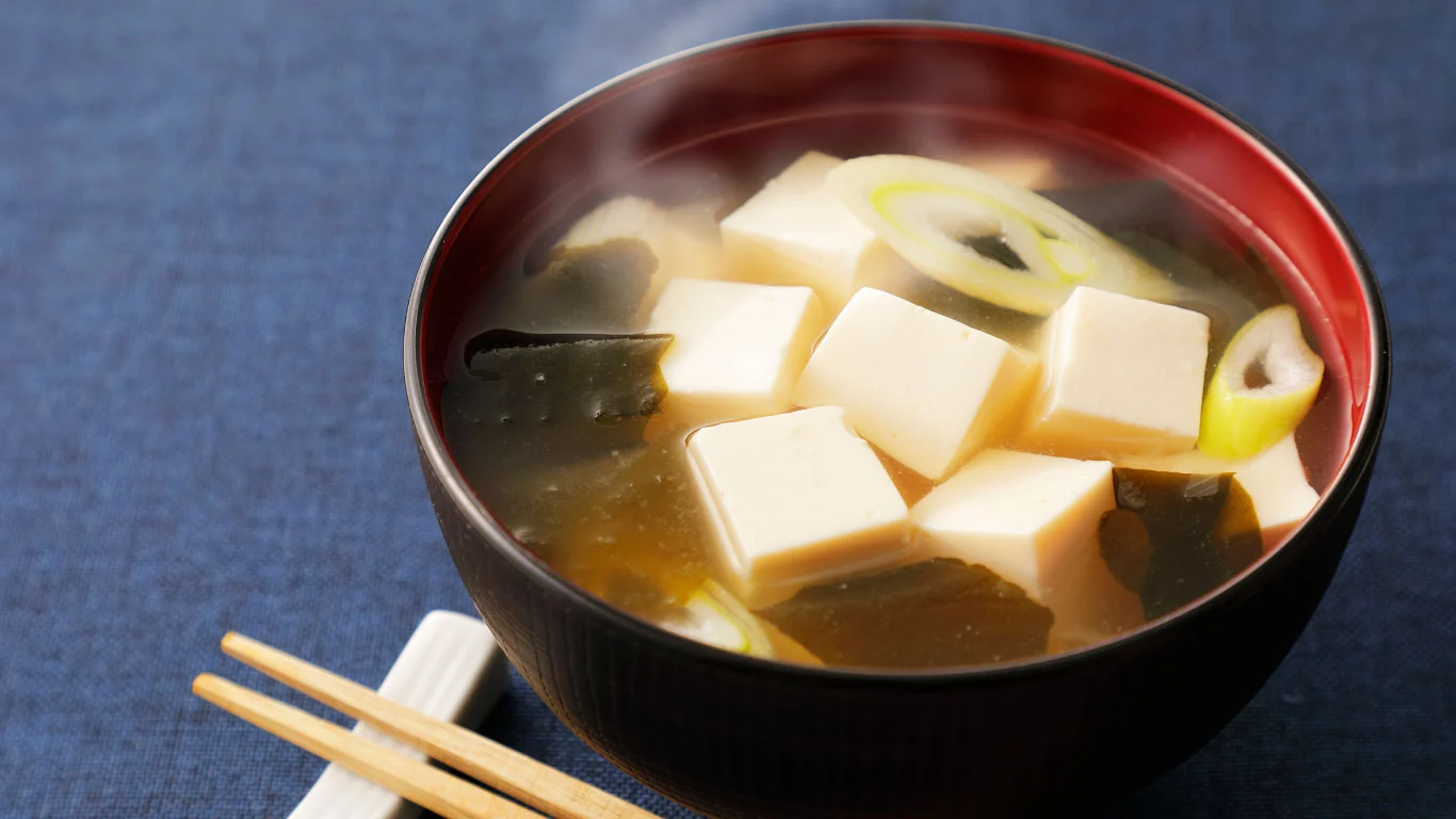 赤味噌と豆腐・ネギ・わかめの味噌汁