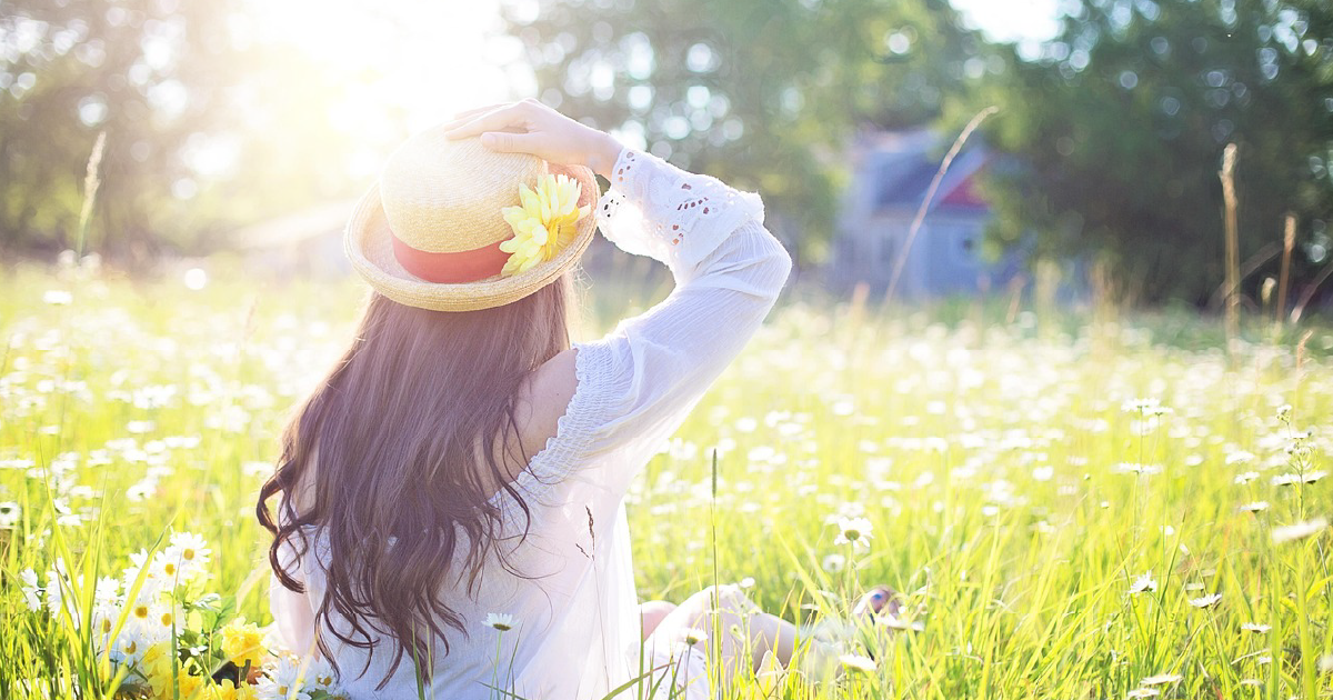 麦わら帽子の女性