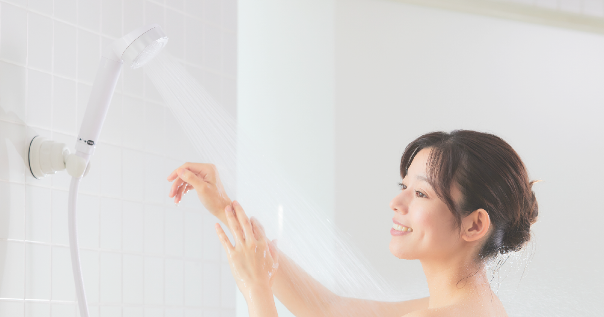 夏の日差しと日傘の女性