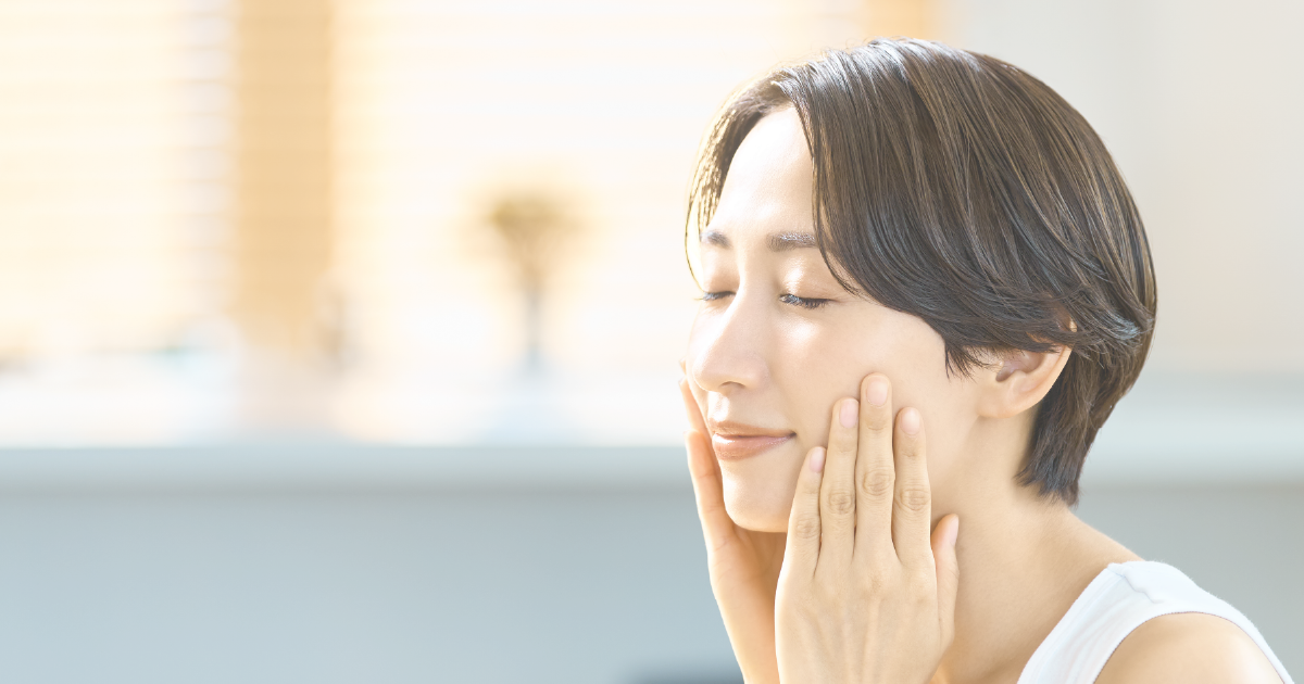 スキンケアする女性