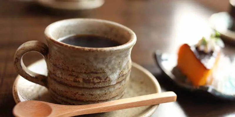 秋に温かいコーヒーを楽しむイメージ