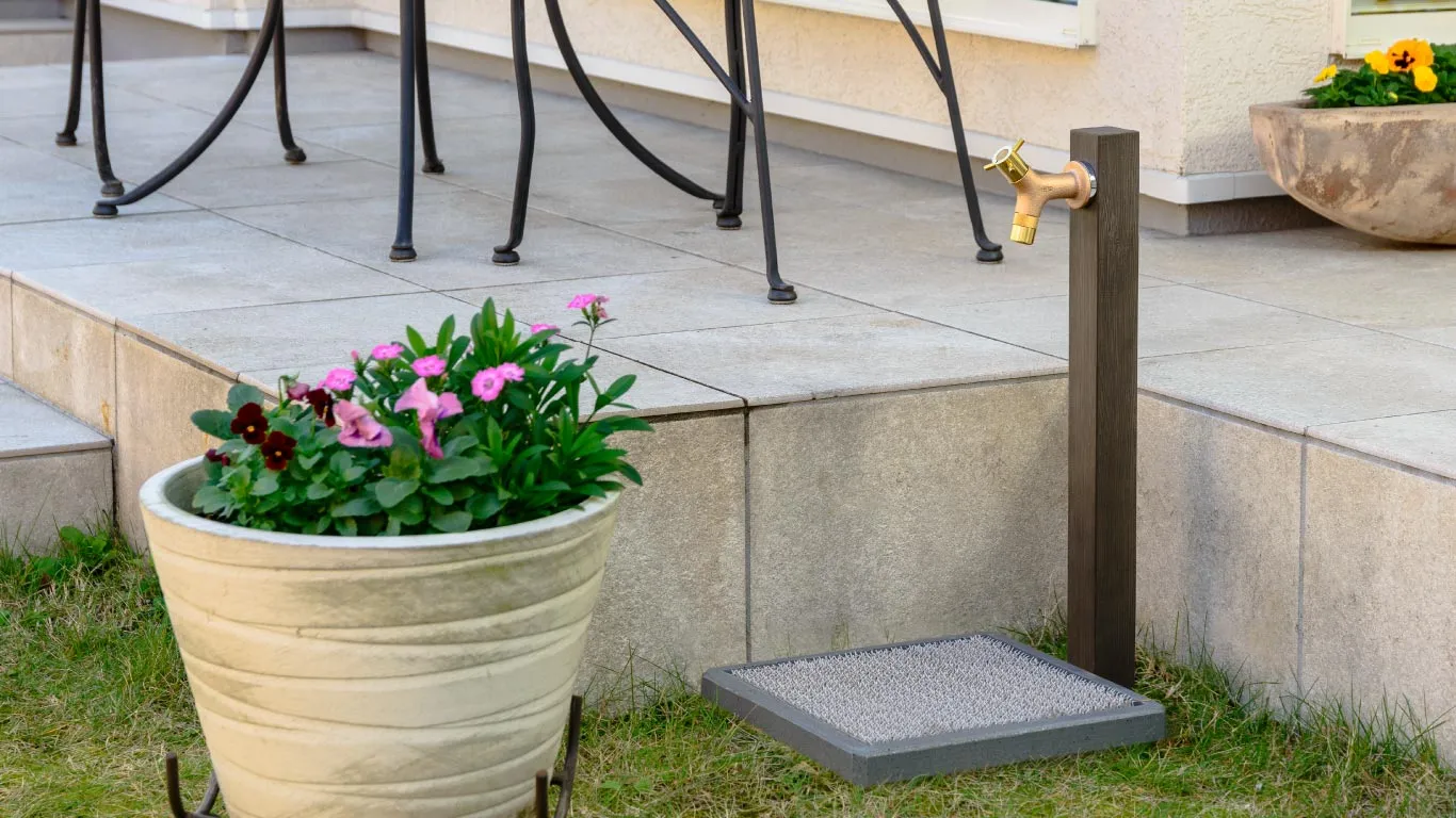 木目水栓柱・ゴールドカラーの蛇口・コンクリートのガーデンパン・水はね防止マットの施工写真