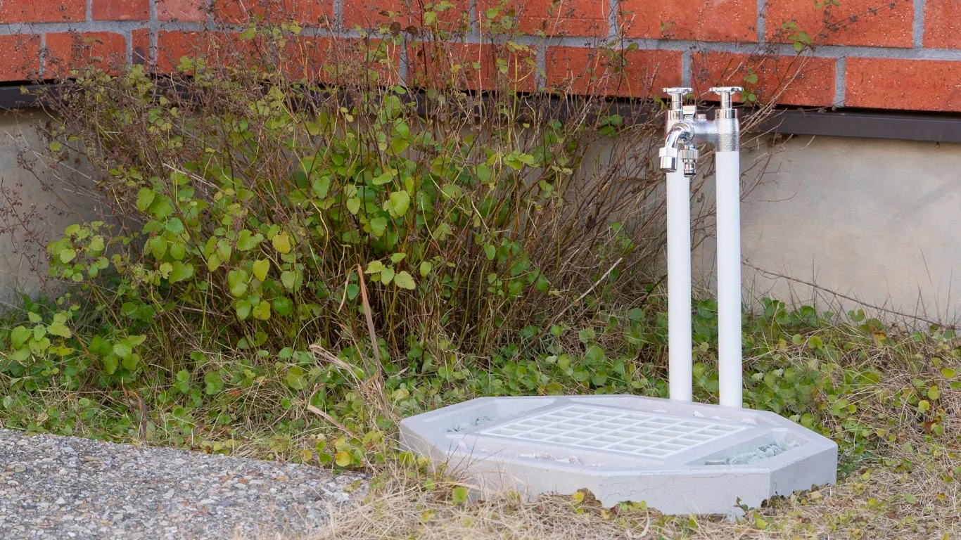 背が低いショートタイプの湯水混合水栓柱の施工写真