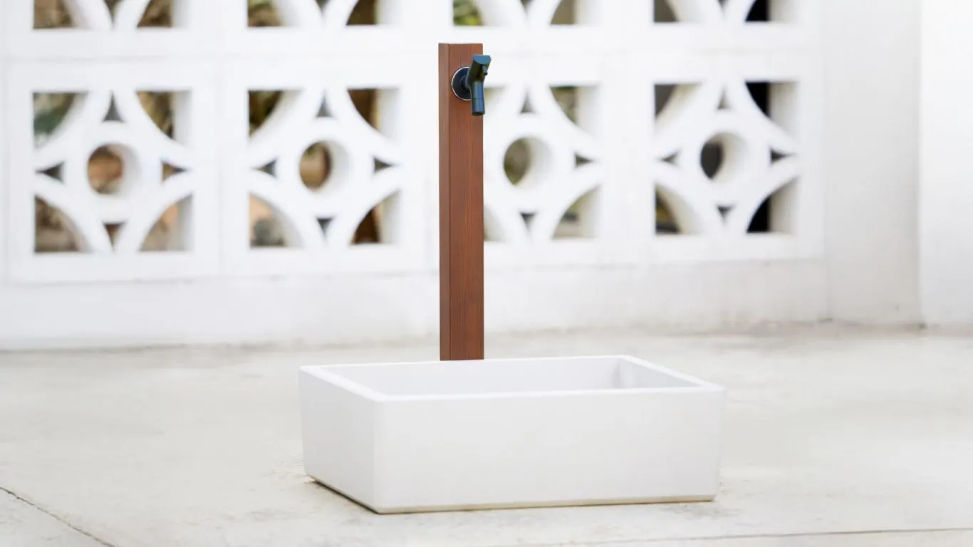 木目水栓柱・マットブラックの蛇口・深型ガーデンパン（ホワイト）の施工写真