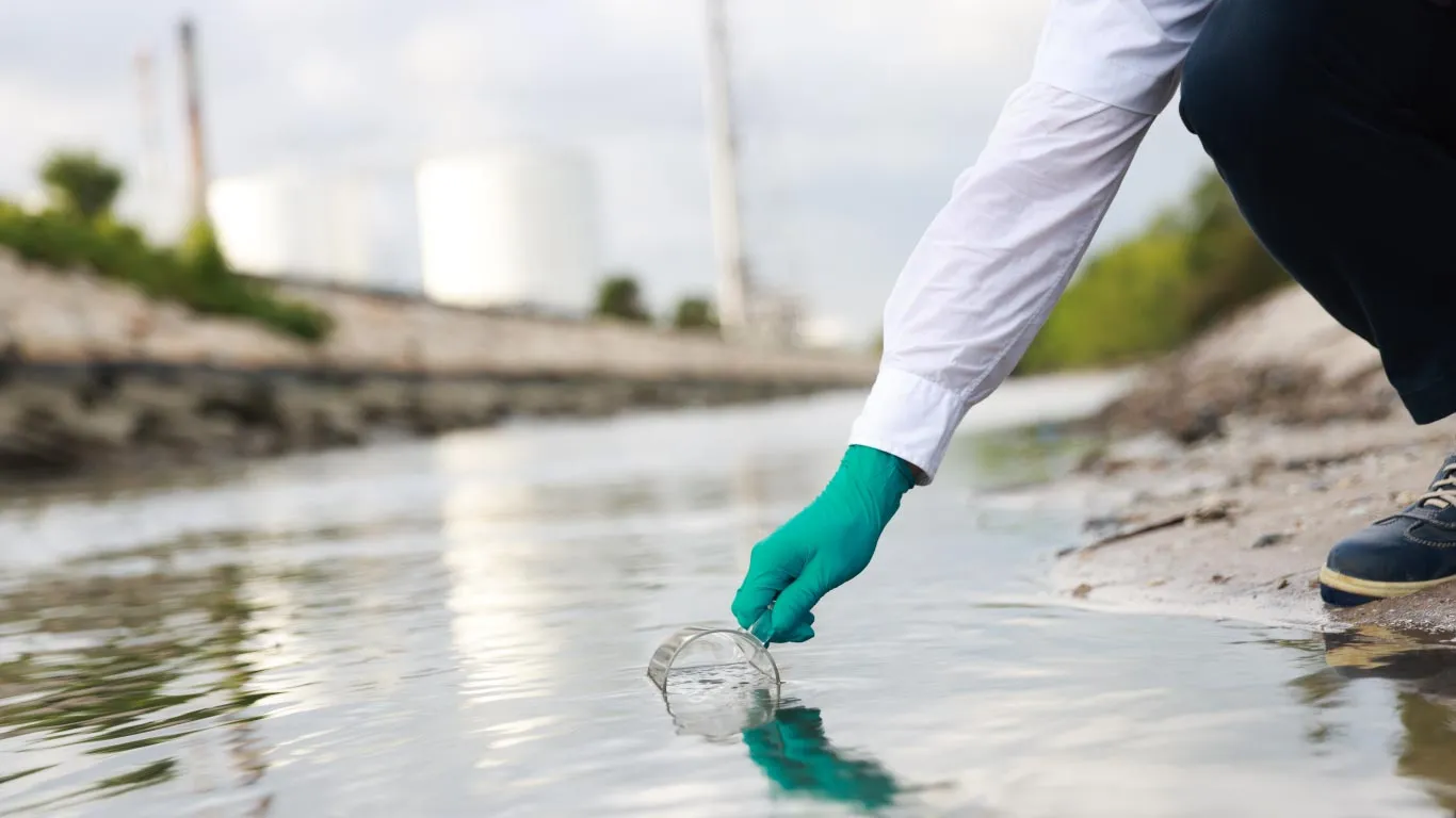 PFAS濃度の調査のために、川の水を採取するイメージ