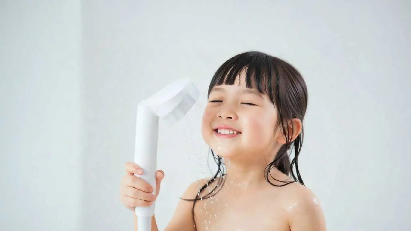 バブリージョワーを浴びる女の子