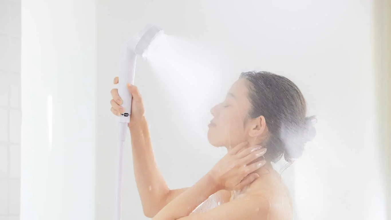 バブリージョワーで洗顔をする女性