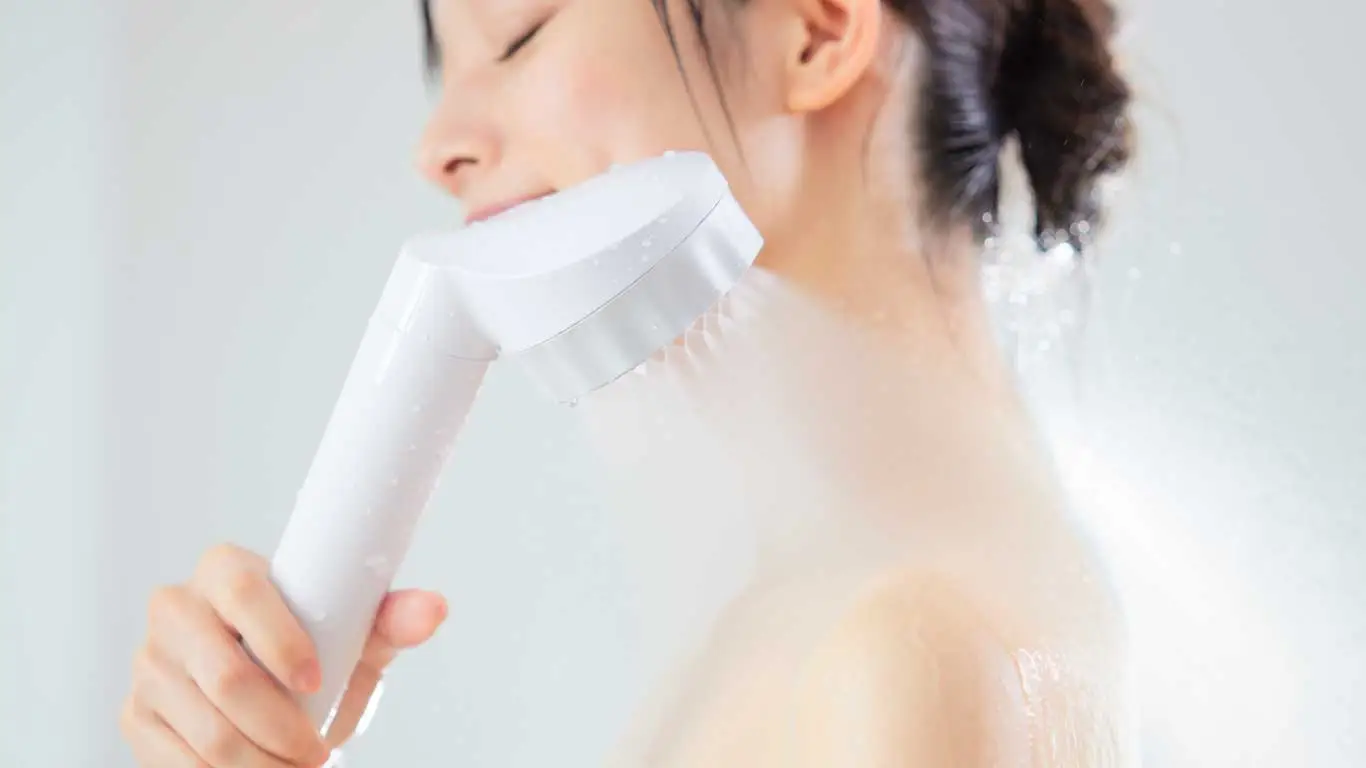 バブリージョワー浴びてる女性