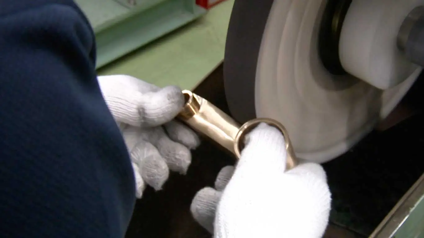 金属加工をする姿