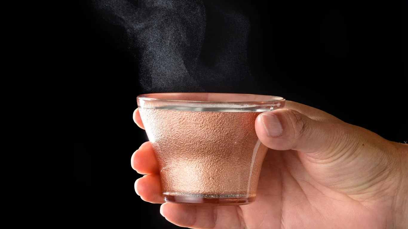 水生活製作所の純銅製ぐいのみ「美山銅器」は表面の鋳肌模様がおしゃれ