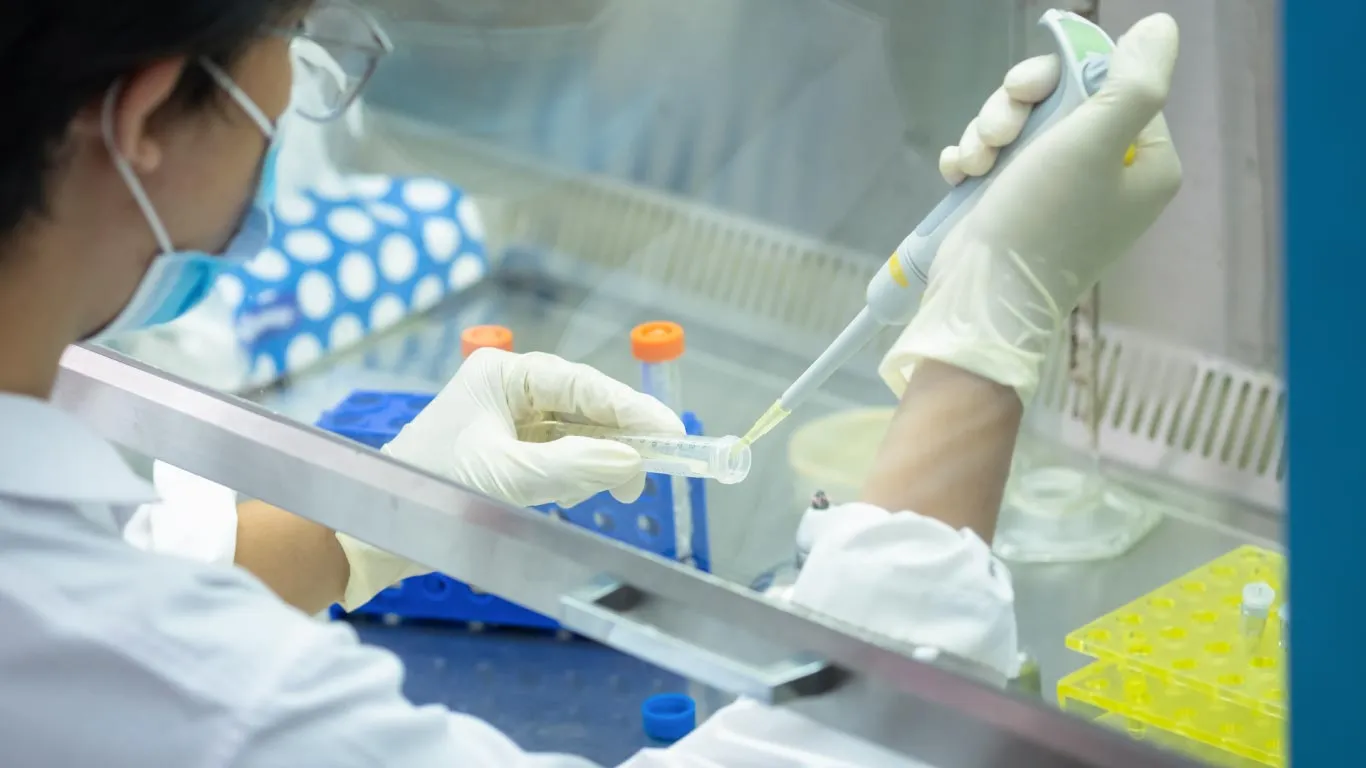 水生活製作所の純銅製ぐいのみ「美山銅器」は、味覚センサーで飲み物の味が変わることを証明