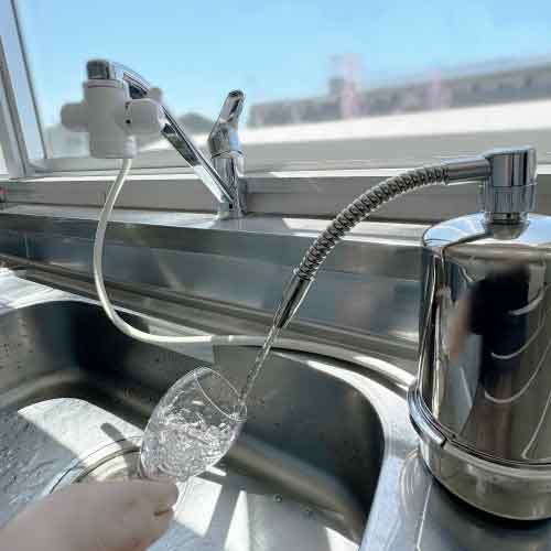 フレキ吐水口（浄水）から浄水が出る様子